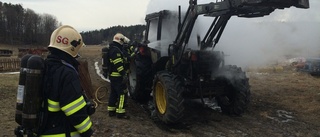 Traktor i lågor utanför Gnesta