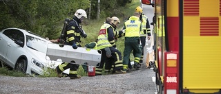 Försökte stoppa sin rullande bil – fördes till sjukhus