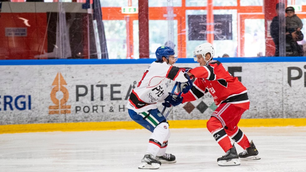 Det blev en internmatch med ganska hög intensitet. Här drabbar Nils Höglander (Vancouver Canucks) och Nils Lundkvist (New York Rangers) samman i en liten duell. 
