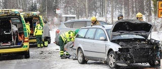 Två till sjukhus efter bilolycka