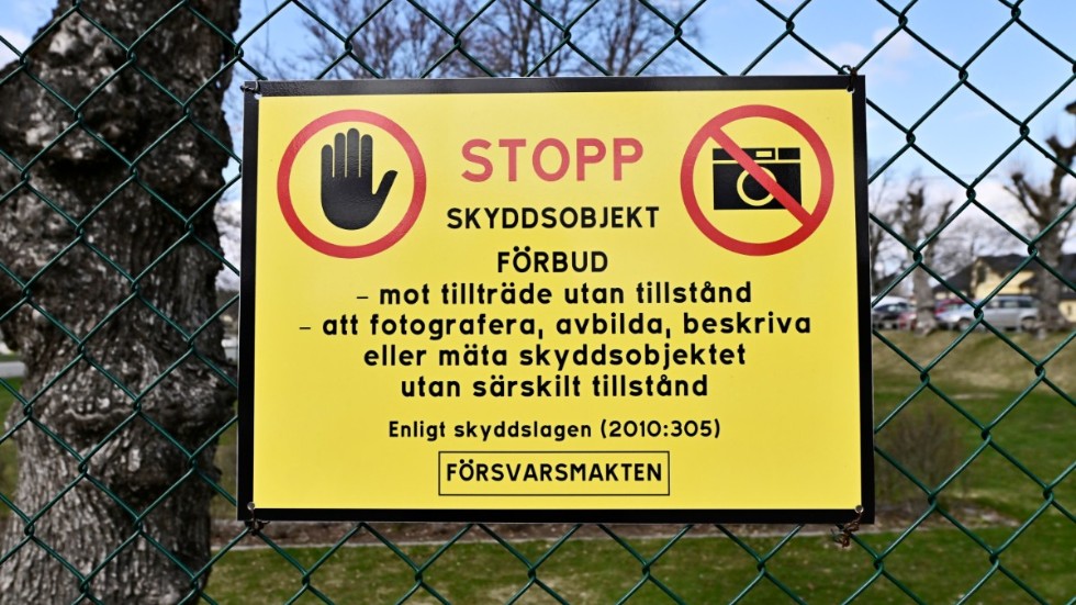 Mannen hade bland annat bilder på militära skyddsobjekt där det råder fotoförbud. Nu döms han för grov obehörig befattning med hemlig uppgift. 