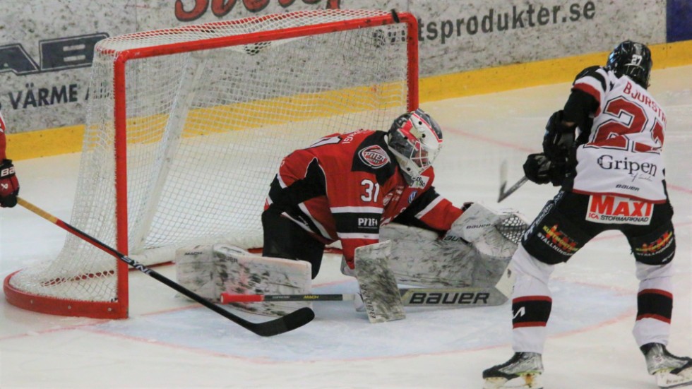Piteå Hockey föll hemma mot Hudiksvall i andra omgången av kvalserien till allsvenskan. John Westernmark fick släppa tre puckar förbi sig, den fjärde kom i tom bur.