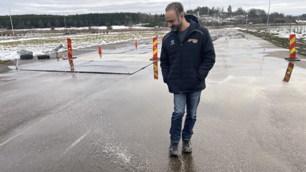 Nicolas Sarkis hoppar undan för vattenstrålen som gör att halkbanan blir, just, halkig. "Av miljöskäl använder vi inte kommunalt vatten, utan vårt eget," säger han. 