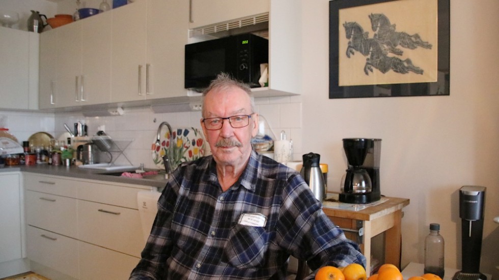 Lars Gunnar Öjenäs bor rakt nedanför den utbrunna lägenheten. Hans bostad var full av sot efter branden och han är kritisk till att de boende inte har fått någon information från fastighetsägaren Magnolia om vad som händer härnäst.