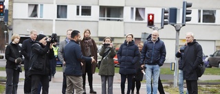 Här besöker tingsrätten mordplatsen i Brunnsbacken: "Han står över offret och skjuter på nära håll"