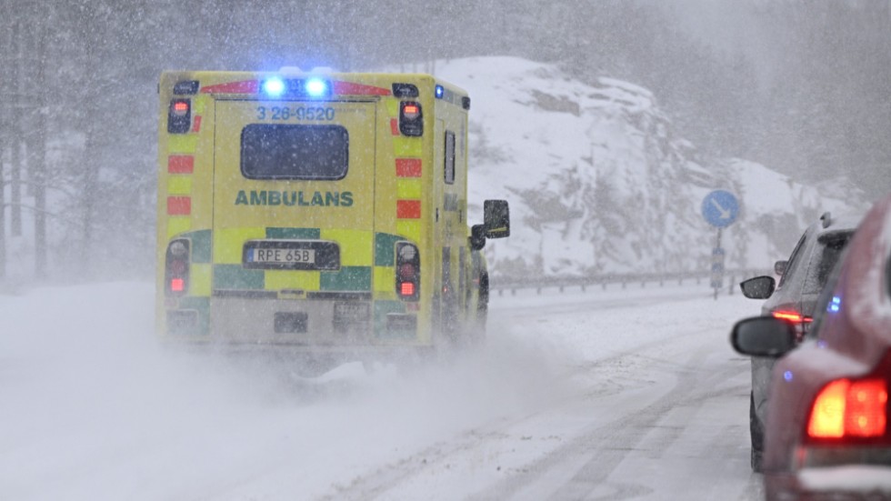 Ambulansresurser omfördelas för att ge täckning.