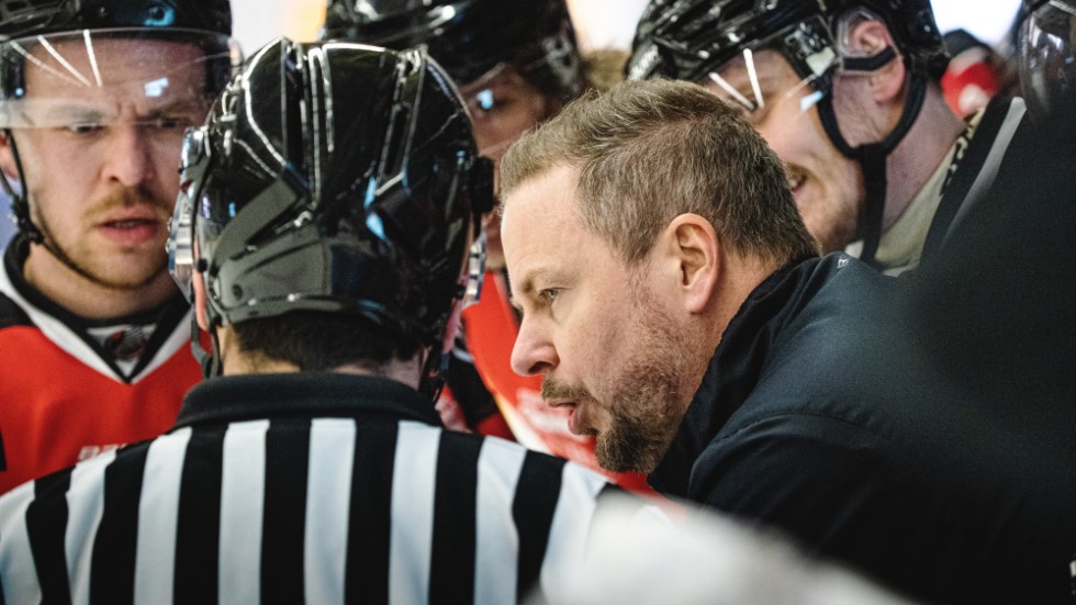 Mikael Aaro fortsättar att elda på spelarna i Piteå Hockey – även om laget tappat mark i kvalserien. (Arkivbild)