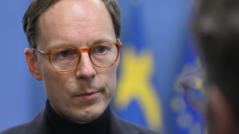 Arbetsmarknadsminister Mats Persson (L) vill se mindre krav för etableringsjobben. Men räcker det?