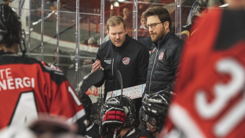 Piteå Hockeys sportchef Jonatan Glader, här till höger tillsammans med Björn Lavander, har inte gett upp drömmen om allsvenskan.
