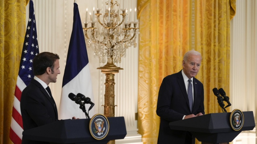 Frankrikes president Emmanuel Macron och USA:s president Joe Biden i Vita huset.