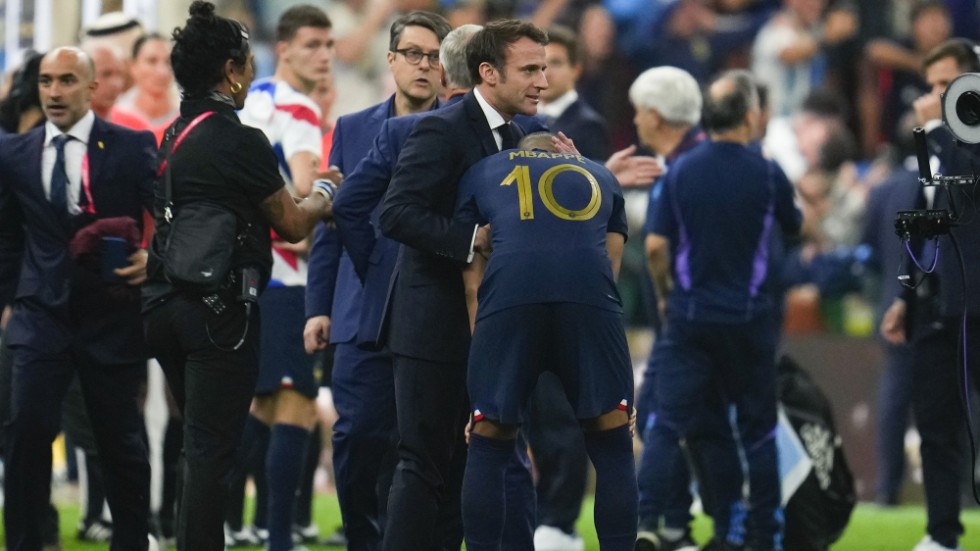 Kylian Mbappé tröstades av Emmanuel Macron.