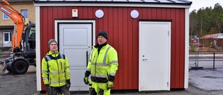 Ett nödvändigt hus är på plats vid parken