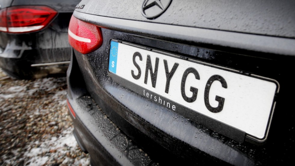 En personlig registreringsskylt måste innehålla två till tio tecken och får inte på något vis väcka anstöt. Om en önskad skylt är svår att tyda måste den sökande ange förklaring och motivering till den. "Människors kreativitet är stor", säger Eva Isaksen, utredare på Transportstyrelsen. 