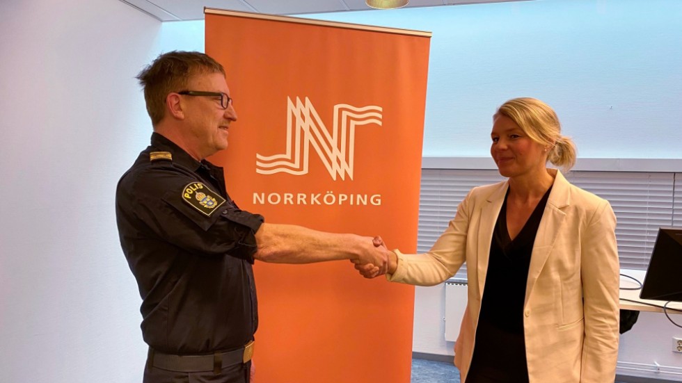 Handslag för fortsatt bra samverkan mellan polisen och kommunen. Peter Wahlberg, lokalpolisområdeschef, och kommunstyrelsens ordförande Sophia Jarl (M) vid en pressträff före måndagens kommunstyrelse.