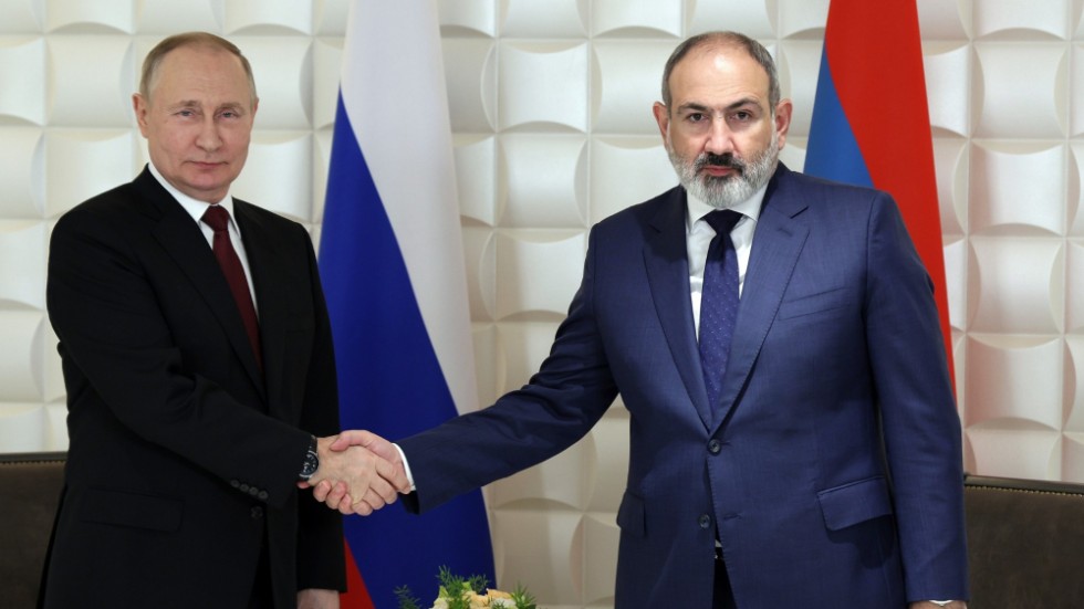 Armeniens premiärminister Nikol Pashinyan (till höger i bild) kan tacka Vladimir Putins anfallskrig mot Ukraina för ett rejält valuta- och tillväxtlyft i år. Arkivbild.