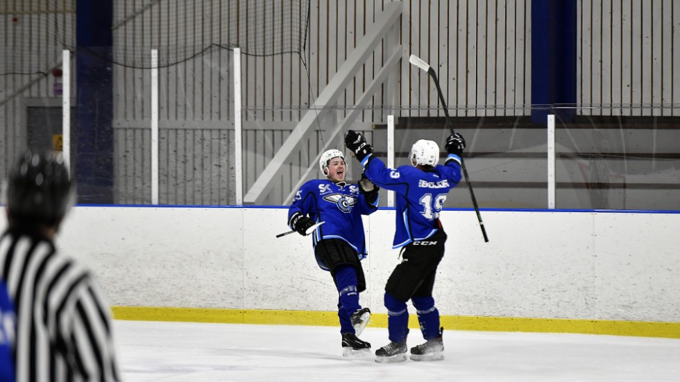 Liam Nilsson (till vänster) gjorde fyra poäng i söndagsmatchen mot Enköping.