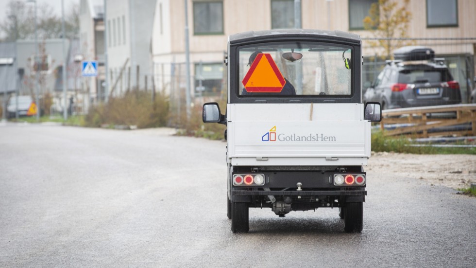 I dagens organisation blandar bovärdarna enklare reparationer inne i bostäderna med utomhusskötsel som gräsklippning och snöskottning. Bilden är tagen vid ett tidigare tillfälle och har inget med omorganisationen att göra. 