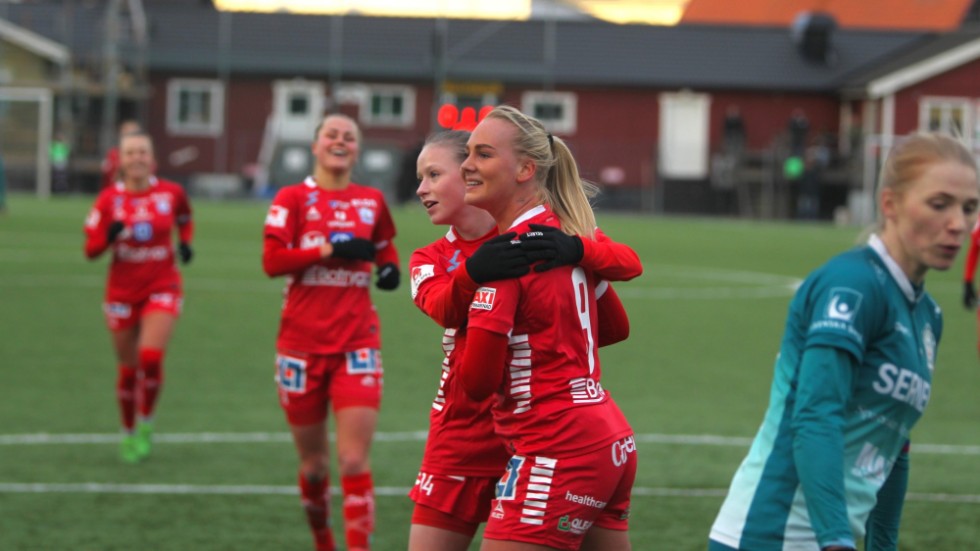 Supertalangerna Ella Lundin och Cathinka Tandberg jublar efter 7-0 mot Alingsås.