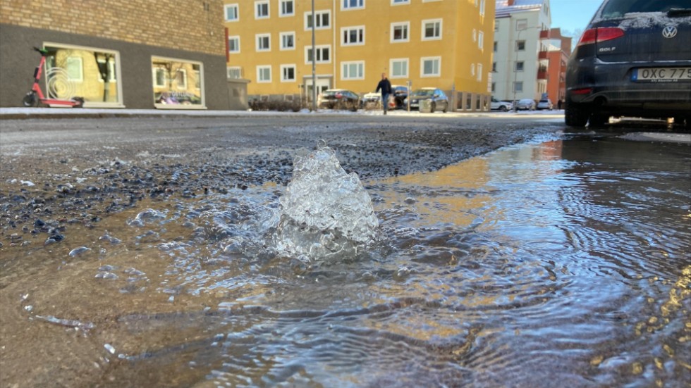 Tre vattenläckor på tre dagar. Vid plötsliga väderomslag börjar marken röra på sig och då ökar risken för att gamla och slitna vattenledningar går sönder.