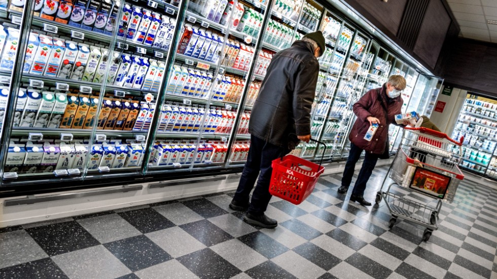 "Man köper färre och billigare produkter", enligt Svensk Dagligvaruhandel.