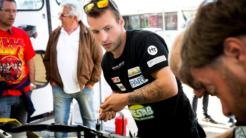 Garagerally. Mikael Sandbergs motor havererade i det andra kvalheatet.
