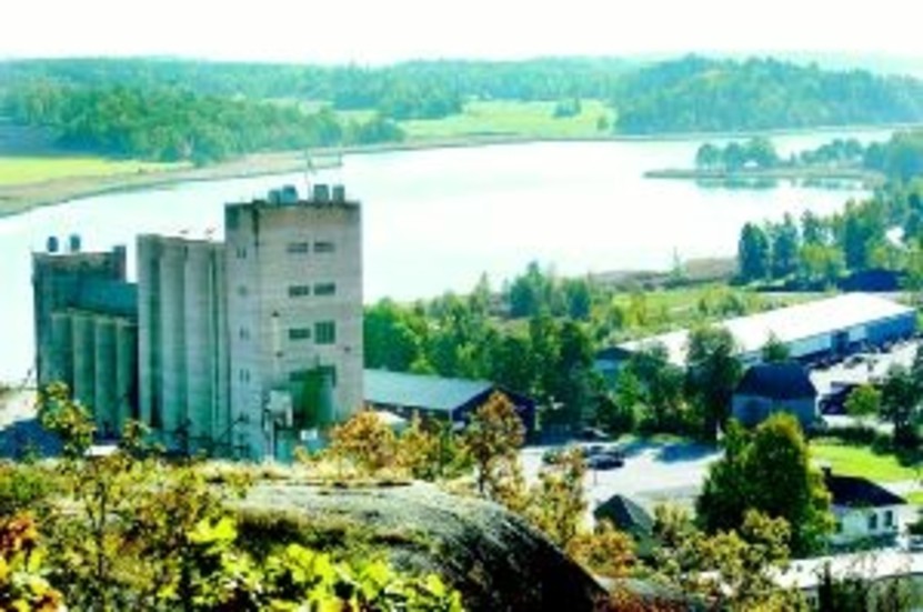 Överflödig silo? Lantmännen ska minska antalet spannmålsanläggningar från 92 till 20 i landet. Det är ännu bestämt vilka som ska läggas ner, men en kvalificerad gissningar är att anläggningen i Gamleby försvinner. Om den byggs om till bostäder blir läget verkligen attraktivt.  FOTO: HANS BRANDIN