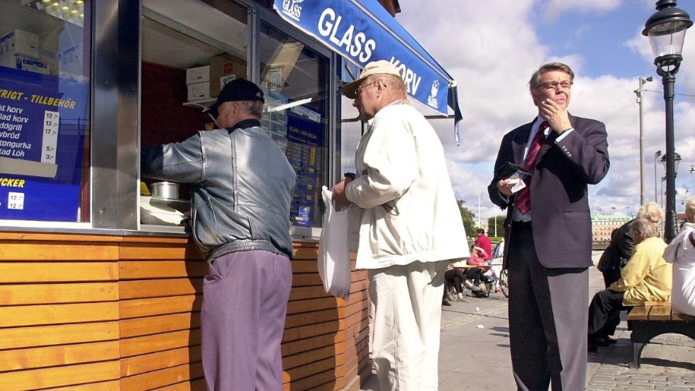 Dåvarande moderatledaren Bo Lundgren äter en snabb lunch bestående av varmkorv och glass på Mynttorget i Stockholm under valrörelsen 2002.