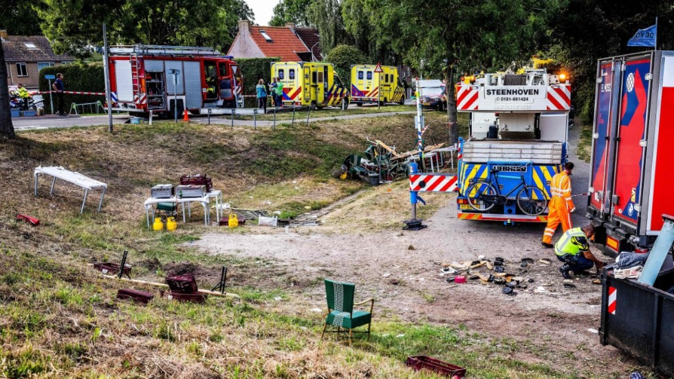 Räddningstjänsten arbetar på platsen för lördagskvällens olycka där minst sex människor dog i en by utanför Rotterdam.