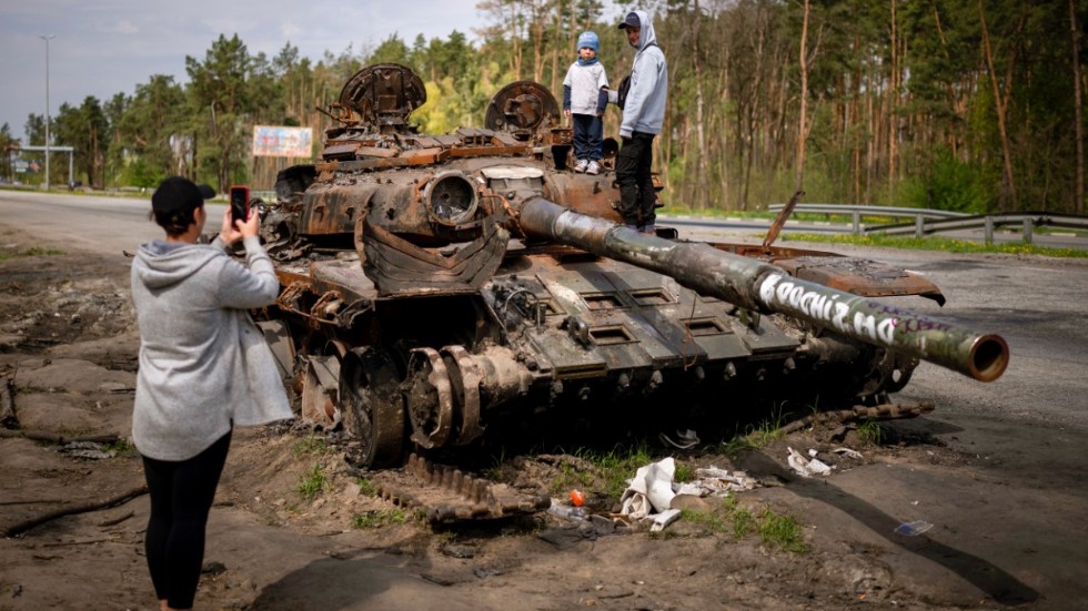 En förstörd rysk stridsvagn i utkanten av Kiev. Arkivbild.