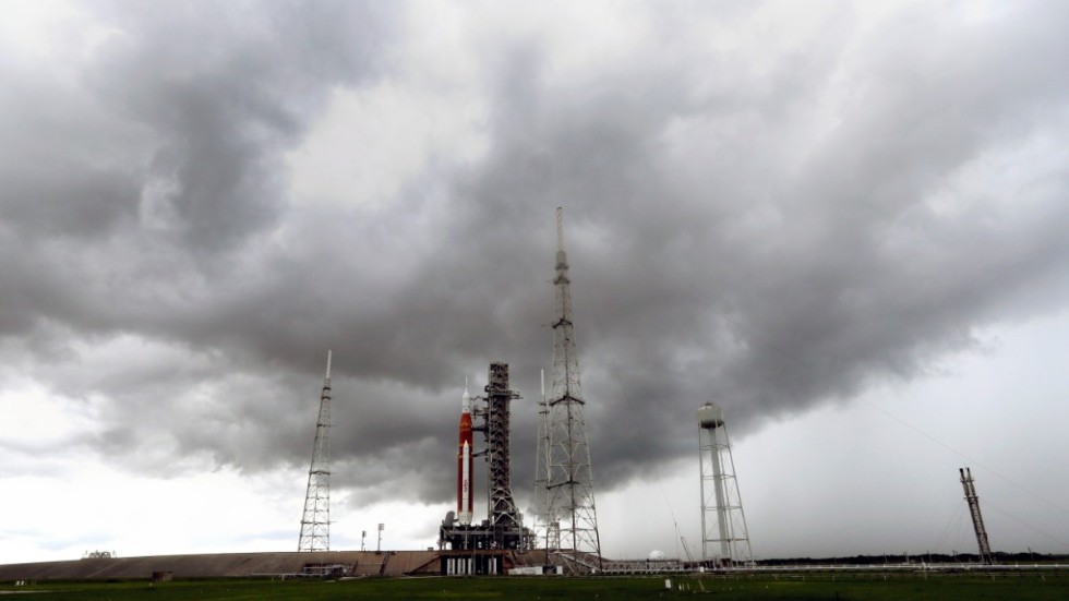 Åskmoln rullar in över Nasas månraket Artemis 1 som står redo för uppskjutning på Kennedy rymdcenter i Cape Canaveral, Florida.