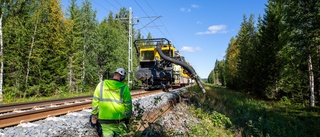 Dammsugaren väger 121 ton – jobbar längs Pitebanan: "Det känns fantastiskt bra"