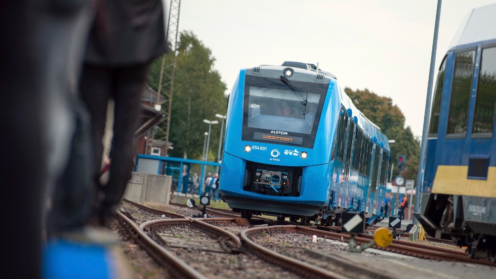 Ett av de två testtågen som sedan 2018 varit i trafik i Niedersachsen i Tyskland. Tågen drivs helt och hållet av vätgas. Arkivbild.