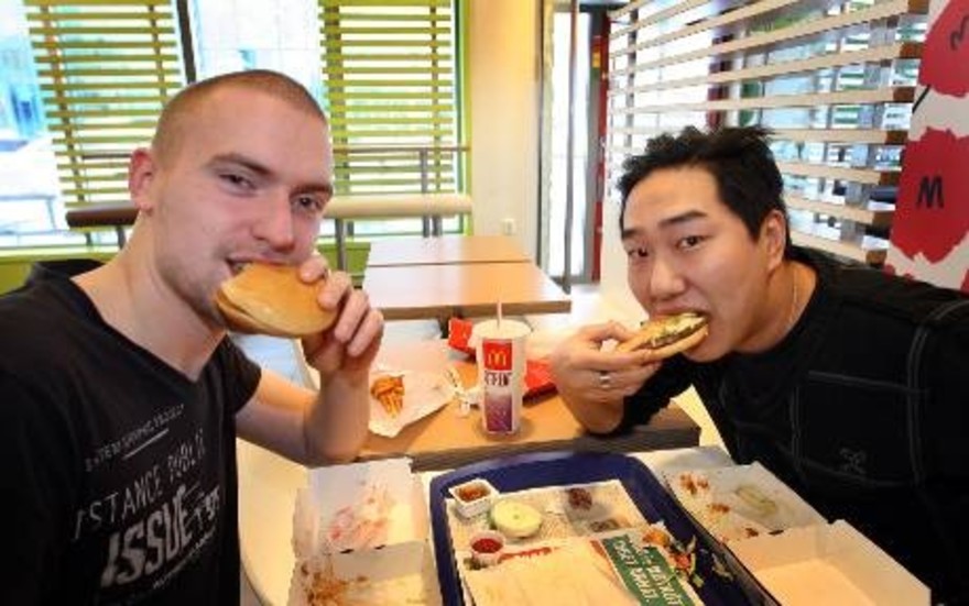 Daniel  Fredriksson och Marcus Comstedt ger efter för dageneftersuget och äter hamburgare.