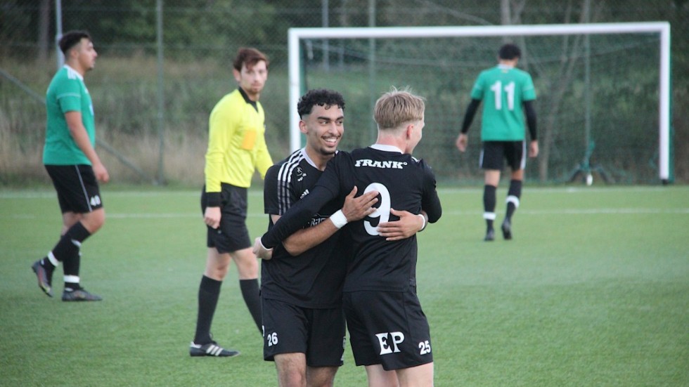 Abed Alrahman kramar om Leo Levenhagen efter ett mål på Fanna IP. Leo skadades sist mot Sunnersta och spelar inte mer den här säsongen. Men hur många andra gör det? Och får Fanna BK fira seriesegern när Heby AIF gästar på söndag?