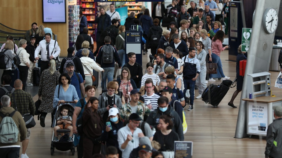 Långa köer på Arlanda flygplats terminal 5 i juni. Arkivbild.
