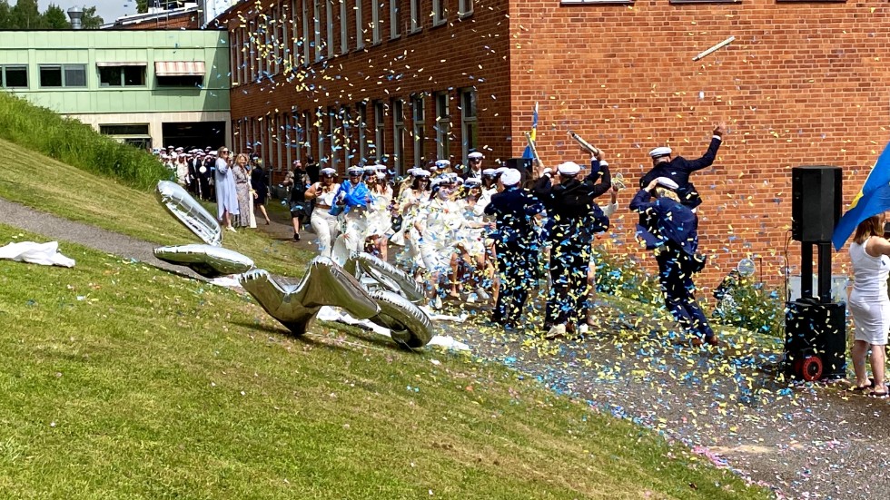 Glädjen hos studenterna var påtaglig under fredagen. Platengymnasiets elever sprang skrikande och tjoande ut ur skolans lokaler för sista gången.