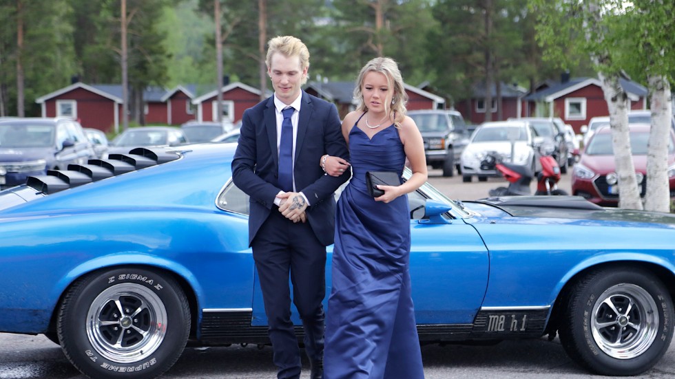 Robin Lidström och Jonna Bergman gick tillsammans längs röda mattan som var utrullad framför Kraja.