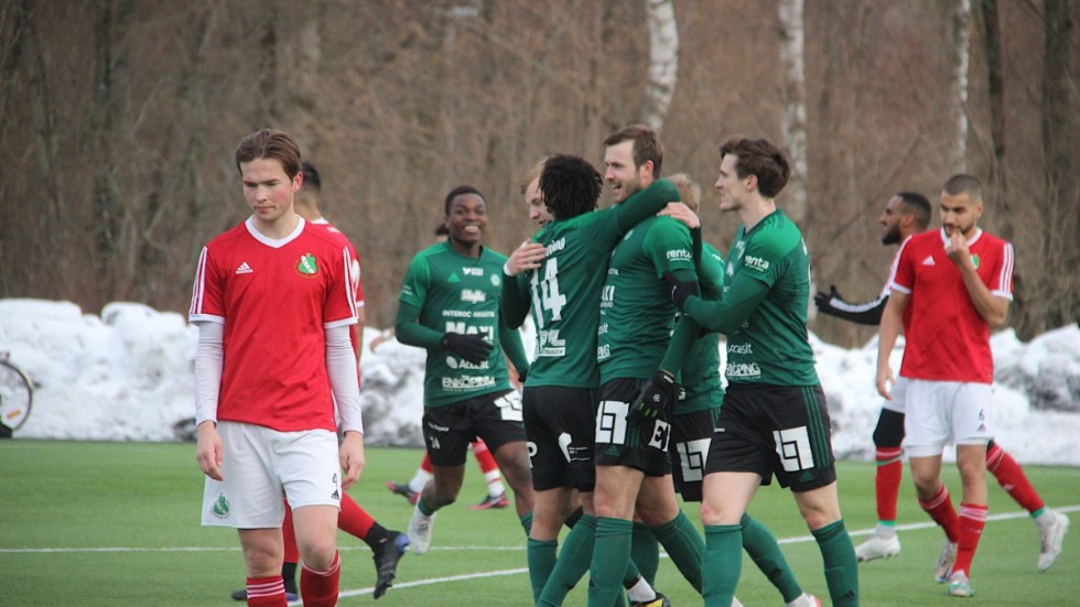 Linus Zetterström skjuter 2-1 på straff mot Sundbyberg på Korsängens konstgräs i premiären. ESK-spelaren längst till vänster, Geraud Hassane Djotodia som kvitterade, skyndar till för att gratulera.