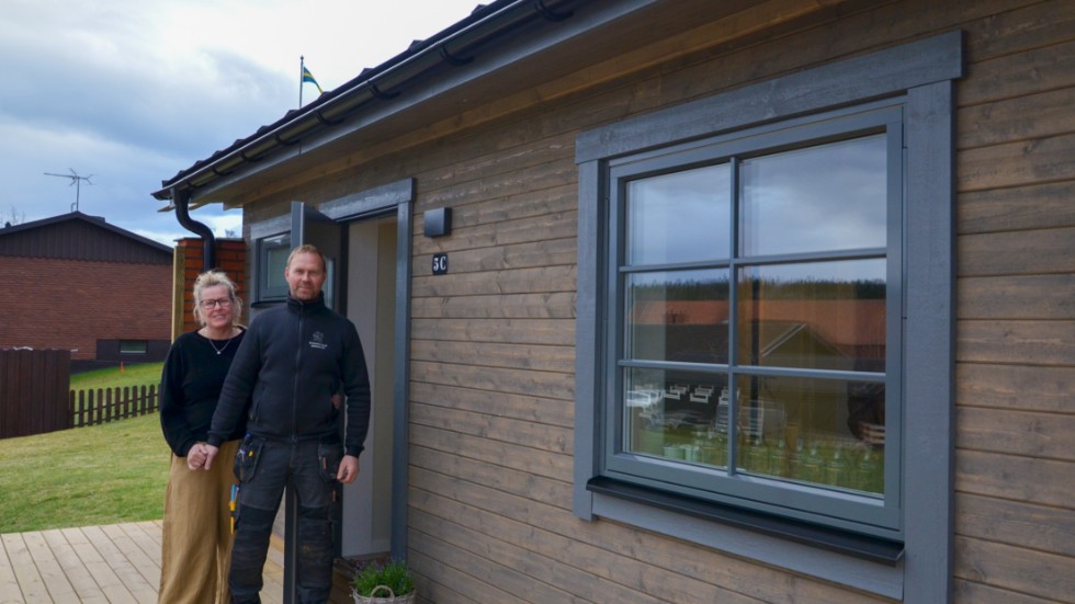 Äntligen kan Lotta Thörnqvist och Fredrik Stejdahl välkomna den första hyresgästen i den totalrenoverade huslängan på Gärdet.