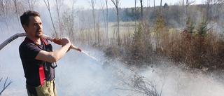 Se bilder från dagens stora gräsbrand