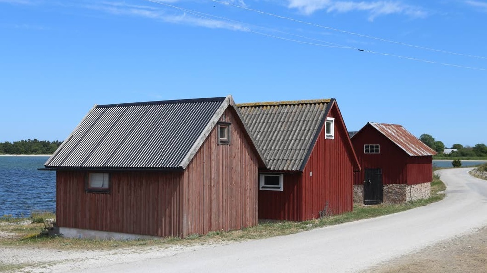 Fiskebodar i Sysne fiskeläge. Ingen av bodarna på bilden tillhör de bodar som i skrivande stund är utlagda till försäljning.