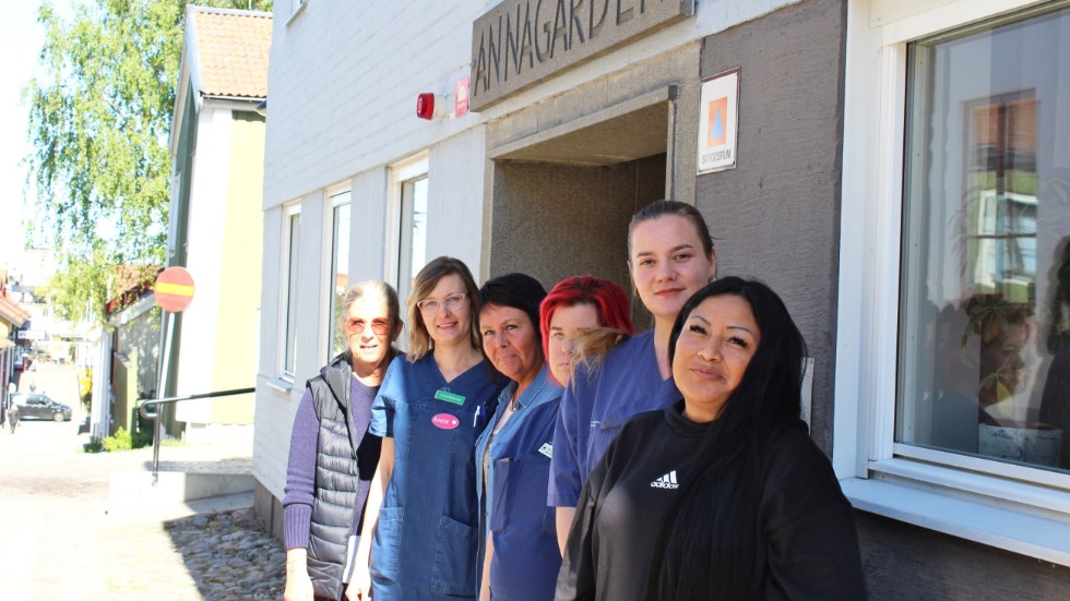 Högre löner för undersköterskor utlovas från både höger och vänster. I mitten står undersköterskorna själva, och undrar vad det är som dröjer. Från vänster:  Marie Forssén, Susanne Johansson, Aneta Zimoweska, Ida Senita Nilsson, Anna Wali och Linda Åkerman. "Det här är ju inget nytt problem", säger Marie. 