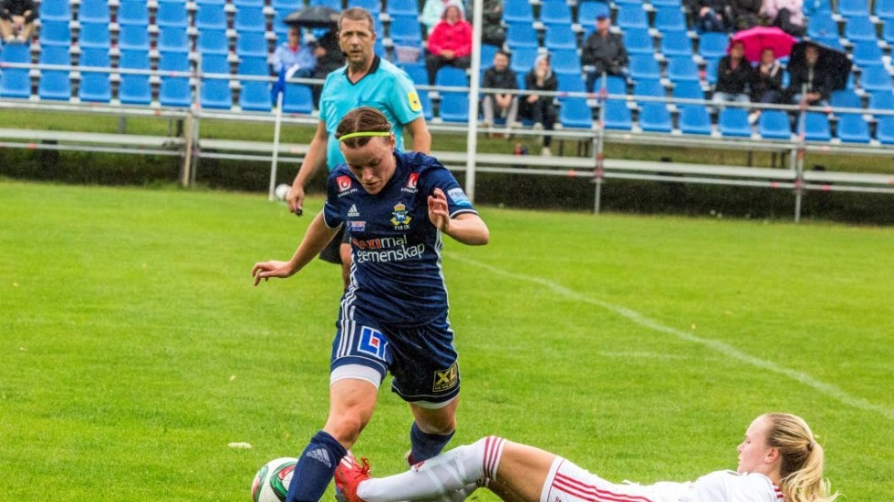 Alice Salomonsson i duell med en Enskedespelare.