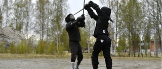 Han tog med sporten till Skellefteå – Gandalf, 20, tävlar i historisk fäktning: ”Måste vara snabb i tanken”