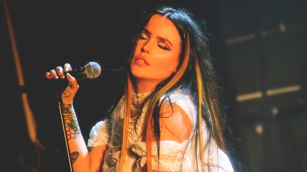 Miriam Bryant ger sig ut på vägarna och spelar hela sommaren. Pressbild.