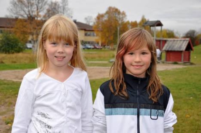 Mera lek. Det blir det för Wilma Liljegren och Fanny Karlsson när de utlovade och efterlängtade lekredskapen från Gunillaskolan kommer till Mariaskolan nästa vecka.