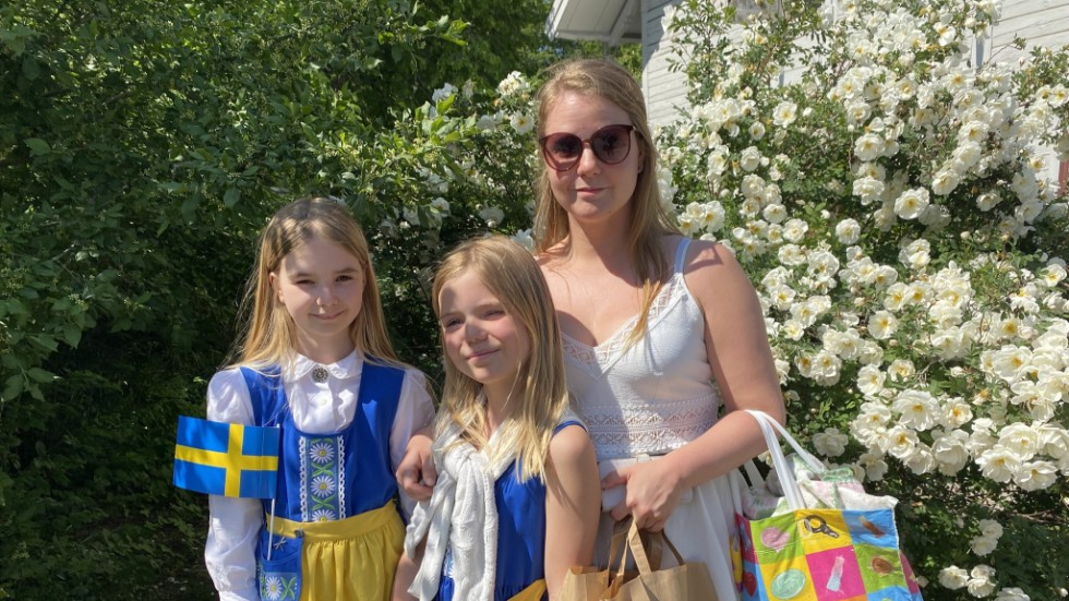 För Emma Roxberg och döttrarna Signe, 9 och Elsa, 11 är det en tradition att fira nationaldagen i Gamla Linköping och att ha picknick i Vallaskogen.