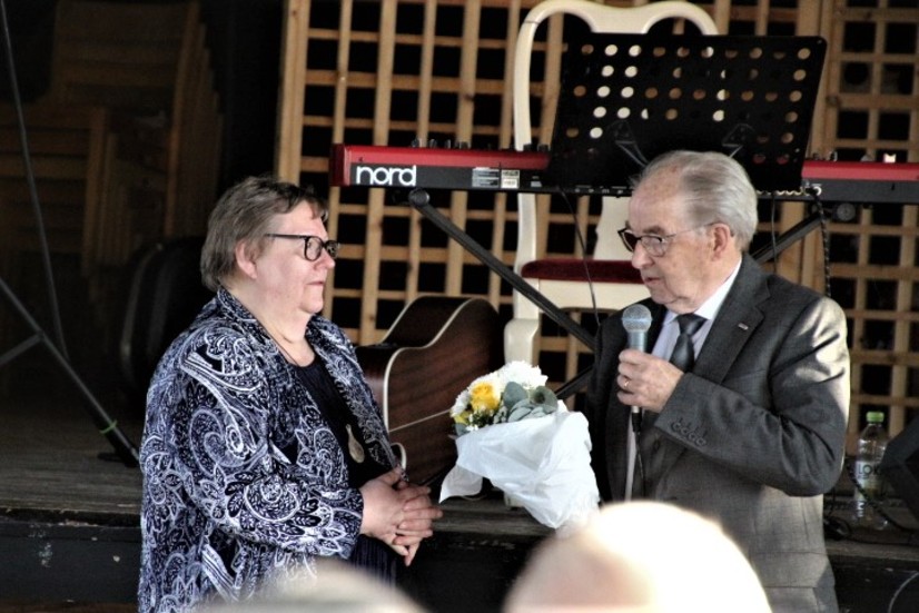 Bertil Pääjärvi överlämnar en bukett blommor till ordförande Berith Drugge. 