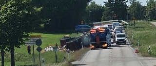 Tung trafik på barnens gångbana – länsbuss fastnade