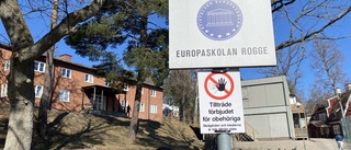 Förbudsskyltarna vid skolan borde redan ha bytts ut